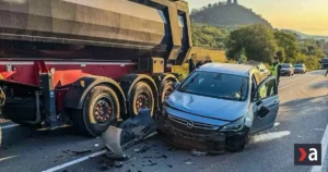 Po zrážke áut a kamióna úplne uzavreli cestu pri obci Slanec