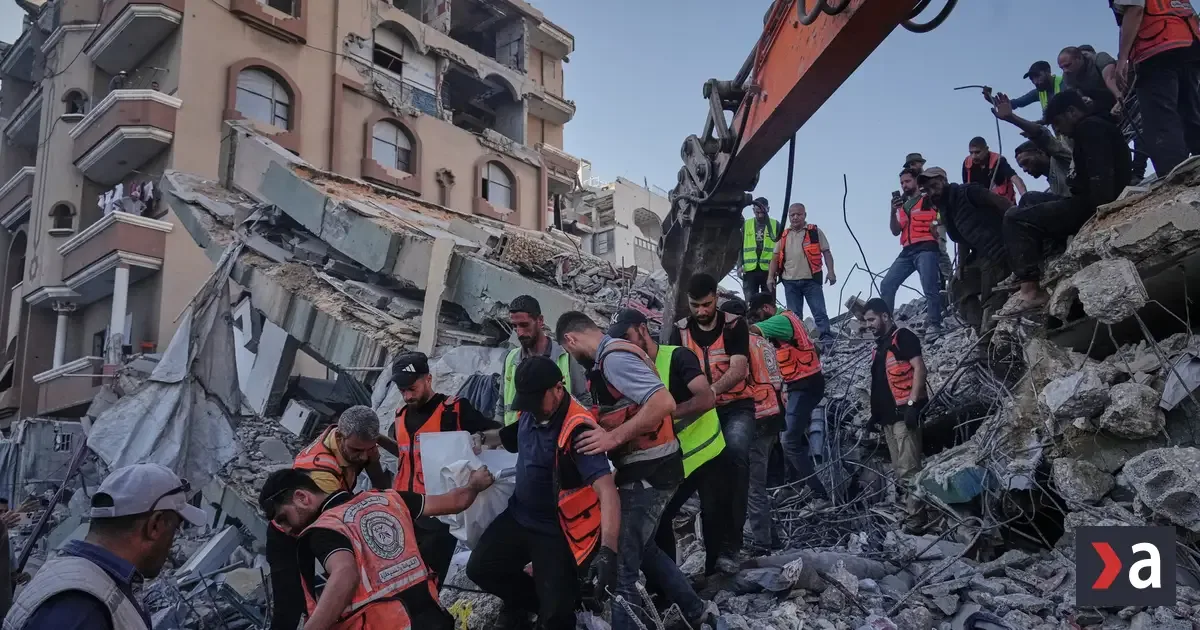 Po zrútení obytného domu v Gaze zomrelo niekoľko ľudí, záchranári bojujú s časom
