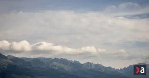 Prudké ochladenie, silný vietor a sneh už v pondelok