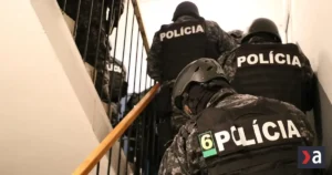 Rozsiahly policajný zásah pre podozrenie z investičného podvodu: zadržali už 10 ľudí