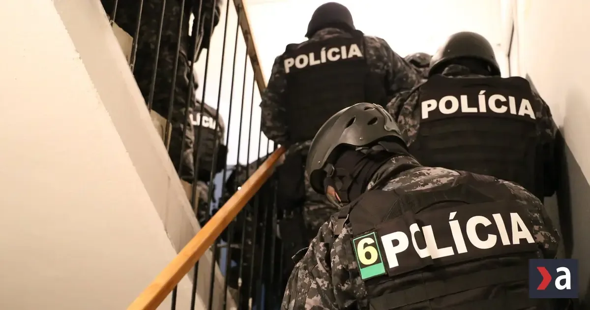 Rozsiahly policajný zásah pre podozrenie z investičného podvodu: zadržali už 10 ľudí