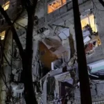 Ruská bomba zasiahla obytný dom v meste Sumy, záchranári pátrajú po uviaznutých osobách