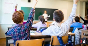 Školy zápasia s nedostatkom asistentov, rezort avizuje vyššie počty