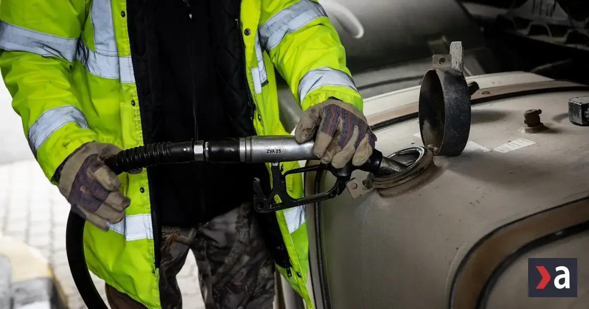 SNS žiada zrušenie transakčnej dane a nižšie dane na palivá výmenou za podporu rozpočtu 4 SNS žiada zrušenie transakčnej dane a nižšie dane na palivá výmenou za podporu rozpočtu