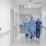 Tusk chce obmedziť vysoké zárobky lekárov z verejných zdrojov