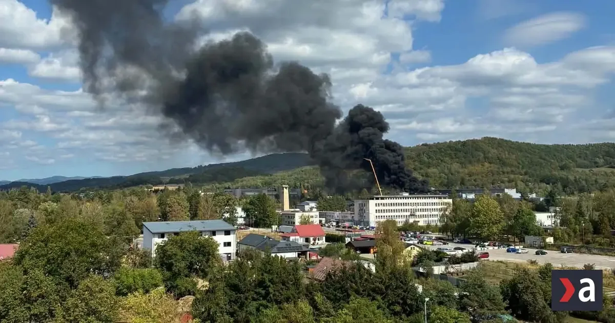 V priemyselnom areáli v Snine horela výrobná hala, zasahovali hasiči