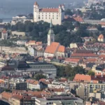 Vláda bude rokovať aj o drahých palivách, SaS to otvára, BHS otvára svoje brány