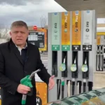 Vláda chce drahý benzín riešiť zlacnením vlakov. Opozícia to označuje za katastrofu