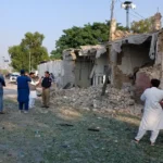 Výbuch auta pri policajnej stanici v Pakistane má desiatky obetí