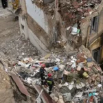 Výbuch otriasol Aténami. Našli telo, po turistoch pátrajú