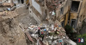Výbuch otriasol Aténami. Našli telo, po turistoch pátrajú