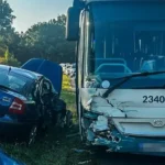 Zrážka osobného auta s autobusom plným detí pri Drahňove