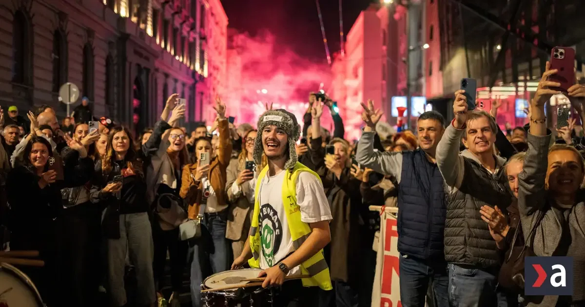 Belehrad: Tisíce ľudí privítali študentov, Srbsko čakajú kľúčové voľby