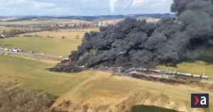 Česká polícia obvinila dvoch ľudí pre minuloročnú haváriu vlaku s benzénom