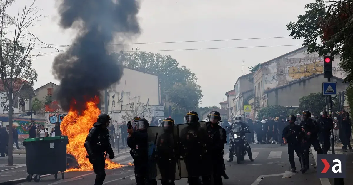 Demonštrantovi odtrhol ruku omračujúci granát. Francúzsko pozastavilo ich používanie