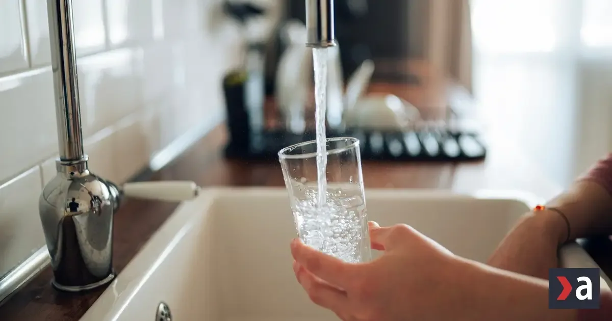 Dva litre vody denne sú mýtus. Hydratovať sa môžete aj jedlom, kávou či polievkou 2 Dva litre vody denne sú mýtus. Hydratovať sa môžete aj jedlom, kávou či polievkou