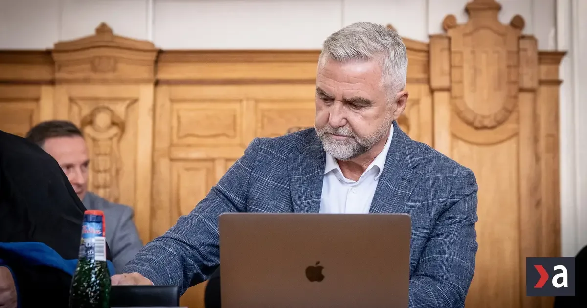 Expolicajt Ján Kaľavský vypovedá v kauze Očistec, priviedla ho eskorta