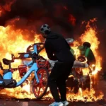 Francúzsko nasadí na protesty 70-tisíc policajtov, Macron odkladá cestu do Afriky