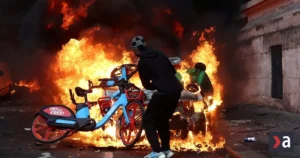 Francúzsko nasadí na protesty 70-tisíc policajtov, Macron odkladá cestu do Afriky