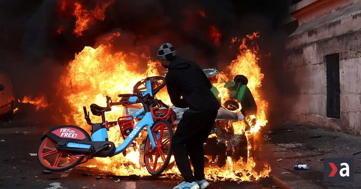 Francúzsko nasadí na protesty 70-tisíc policajtov, Macron odkladá cestu do Afriky 2 Francúzsko nasadí na protesty 70-tisíc policajtov, Macron odkladá cestu do Afriky