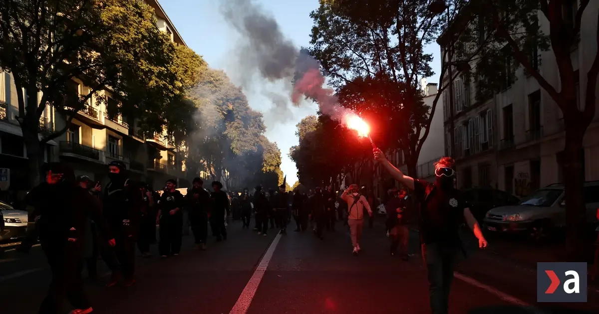 Francúzsko: protesty a obavy z výtržností, polícia kontroluje stanice 2 Francúzsko: protesty a obavy z výtržností, polícia kontroluje stanice