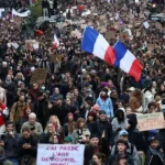 Francúzsko vyslalo 70-tisíc policajtov a obrnené vozidlá