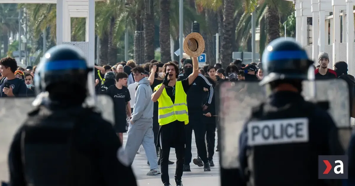 Francúzsko zasiahli masové protesty, zranilo sa 150 policajtov
