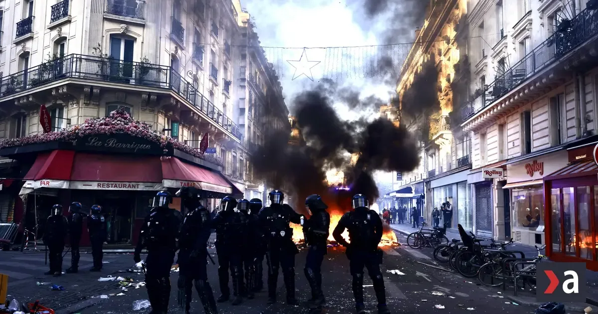 Francúzsky minister vnútra: Polícia počas protestov stratila kontrolu