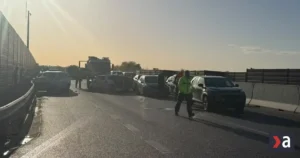 Hromadná nehoda na R7 pri vjazde do Bratislavy: zrazilo sa 10 áut, úsek je úplne uzavretý