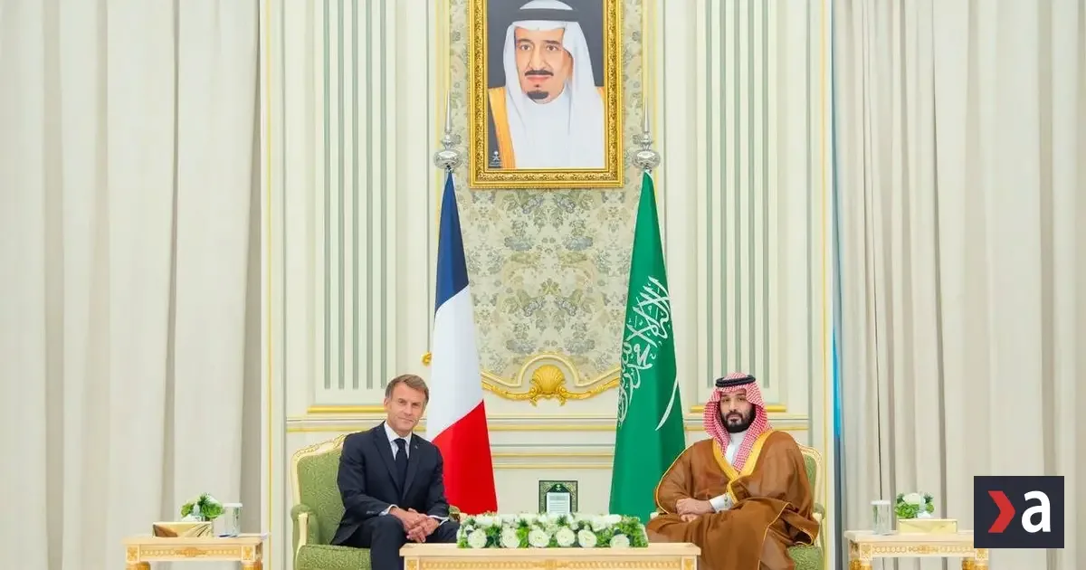 Macron dohodol v Rijáde ďalšie dodávky nafty, reaguje na nepokoje vo Francúzsku
