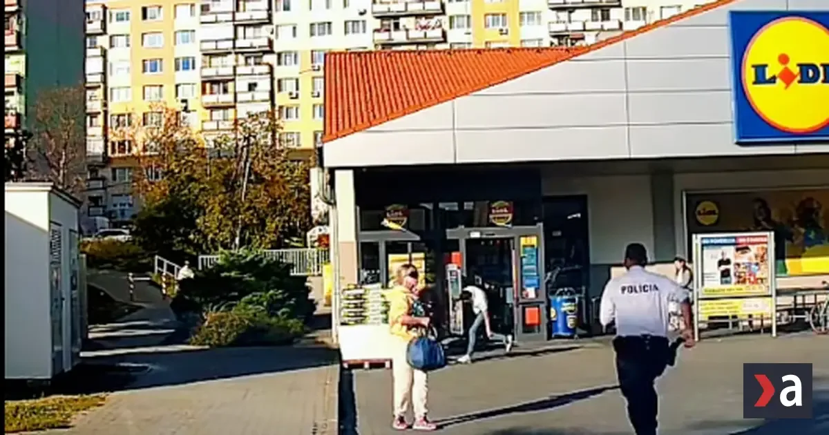 Mladík sa v Lučenci vytrhol pracovníčke SBS. Polícia zverejnila zábery zo zásahu