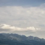Mráz do dolín aj husté hmly. Kde teploty klesnú pod nulu a kde zosilnie vietor?