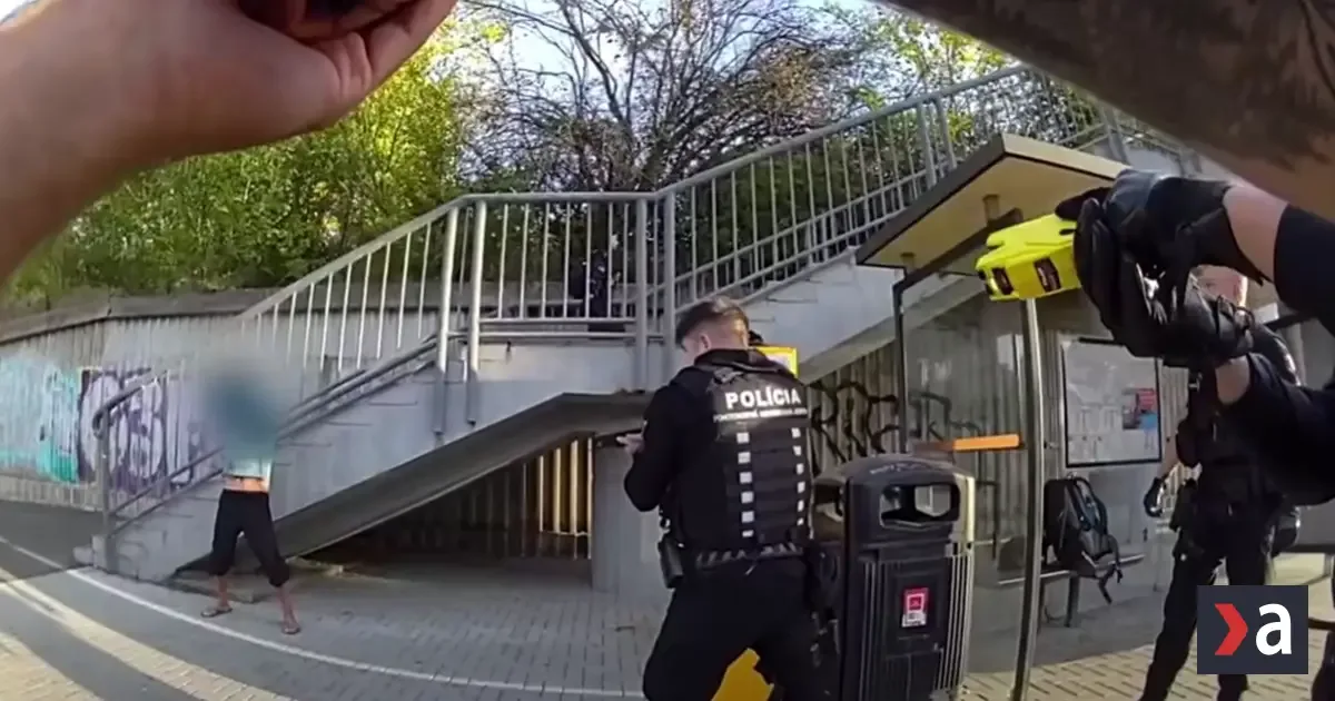 Muž s nožom hrozil medikom v Bratislave, vzali ho do väzby