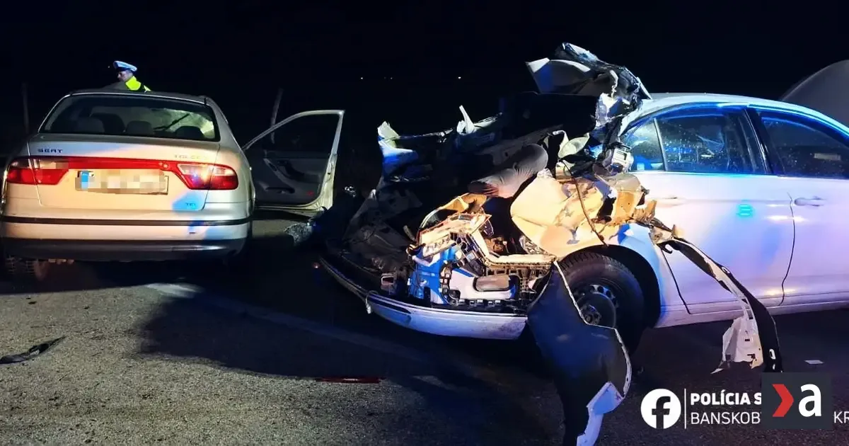 Muža pri odstavenom vozidle pri Revúcej zabilo osobné auto 2 Muža pri odstavenom vozidle pri Revúcej zabilo osobné auto