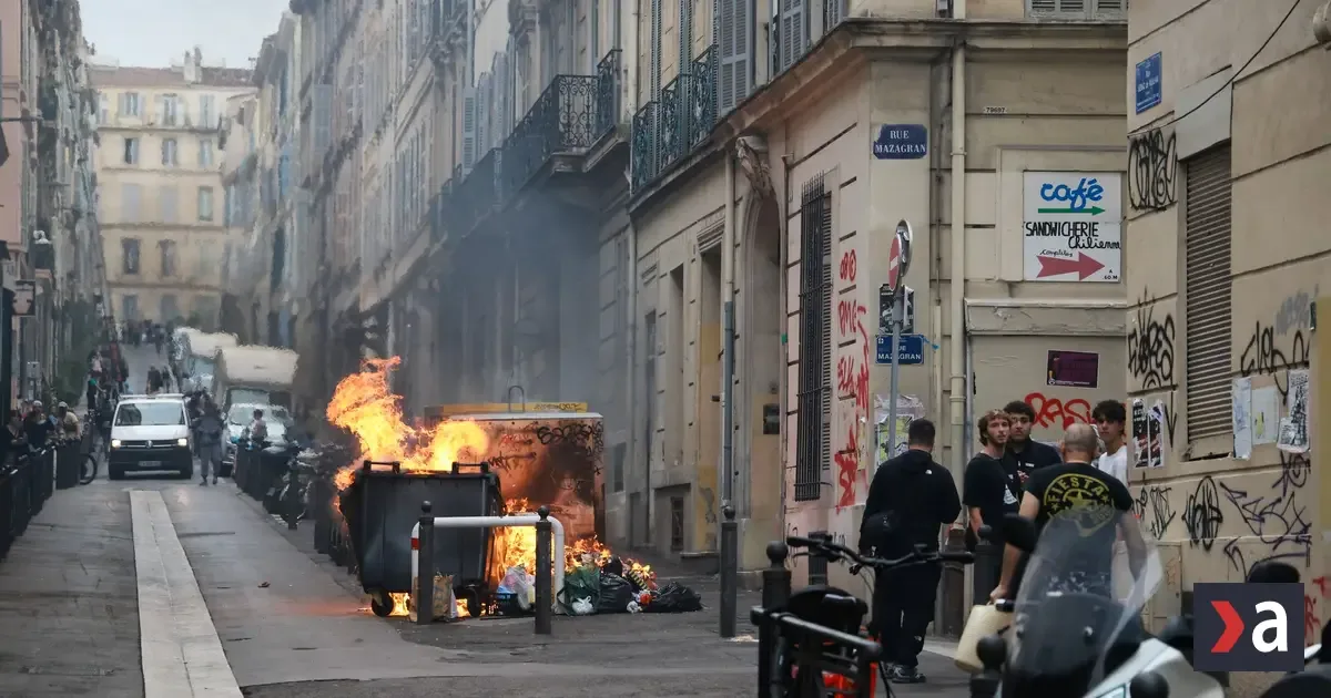 Napätie vo Francúzsku eskaluje. Protestujú tisíce študentov, stovky zranených