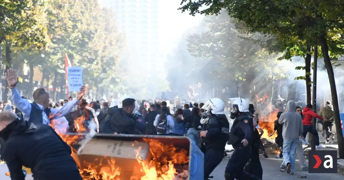 Plameniaková revolúcia silnie. Protesty otriasli albánskou vládou