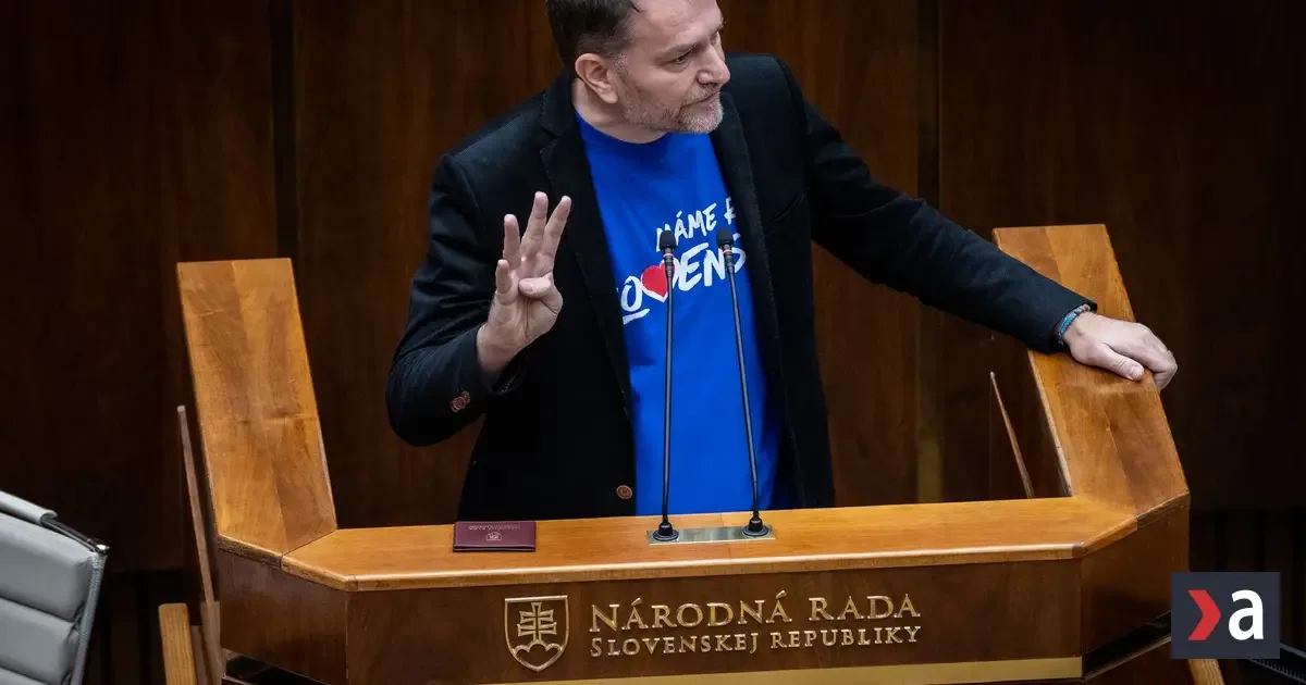 Platy politikom o polovicu nižšie, ak je štát v strate? Návrh mieri do parlamentu