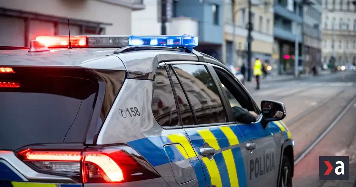 Policajti v Ružinove zachránili 90-ročnú ženu sediacu na parapete okna