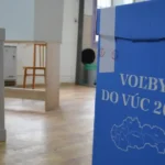 Policajti zadržali trojicu podozrivých z korupcie pri parkovisku vo Vranove nad Topľou