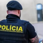 Polícia v Košiciach zasahuje pre drogovú činnosť, v putách skončili tri osoby