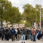 Polícia v Lyone nasadila slzotvorný plyn proti demonštrantom napriek zákazu protestov