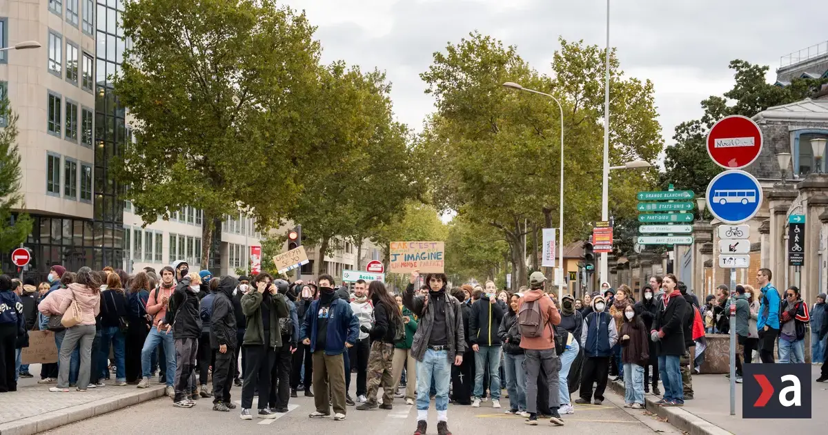 Polícia v Lyone nasadila slzotvorný plyn proti demonštrantom napriek zákazu protestov