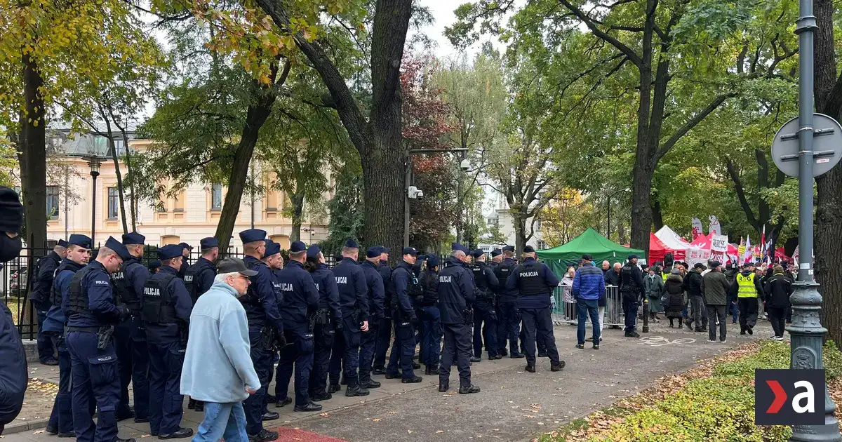 Poľský prezident zvolal urgentné rokovania pre krízu okolo Ústavného súdu 4 Poľský prezident zvolal urgentné rokovania pre krízu okolo Ústavného súdu