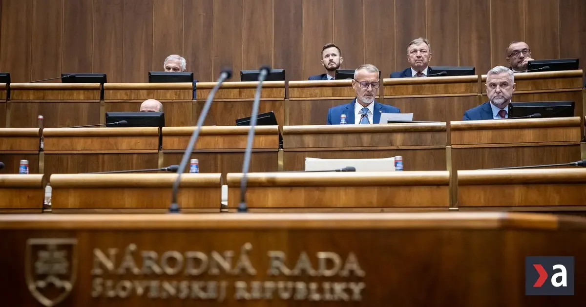 Poslanci dostávajú na asistentov a kancelárie vyše 4-tisíc eur mesačne