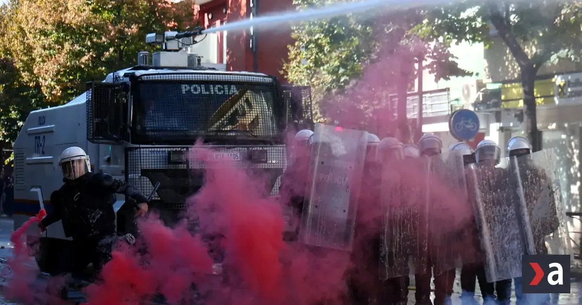 Protesty v Albánsku eskalujú. Študenti napadli budovu ministerstva