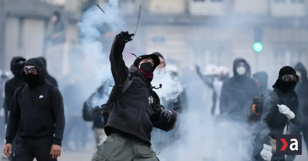 Rekordný počet zatknutí po protestoch vo Francúzsku, stovky ľudí zostávajú vo väzbe