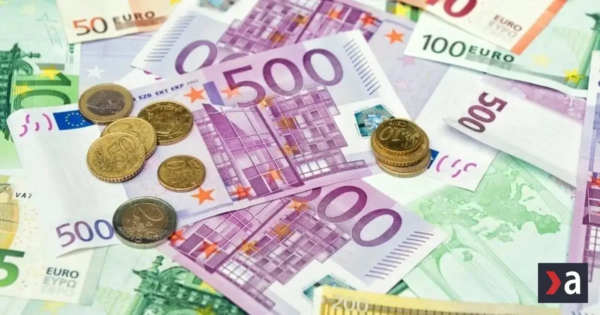 Seniorka vyhodila z okna 10-tisíc eur, naletela podvodníkovi vydávajúcemu sa za vnuka 2 Seniorka vyhodila z okna 10-tisíc eur, naletela podvodníkovi vydávajúcemu sa za vnuka