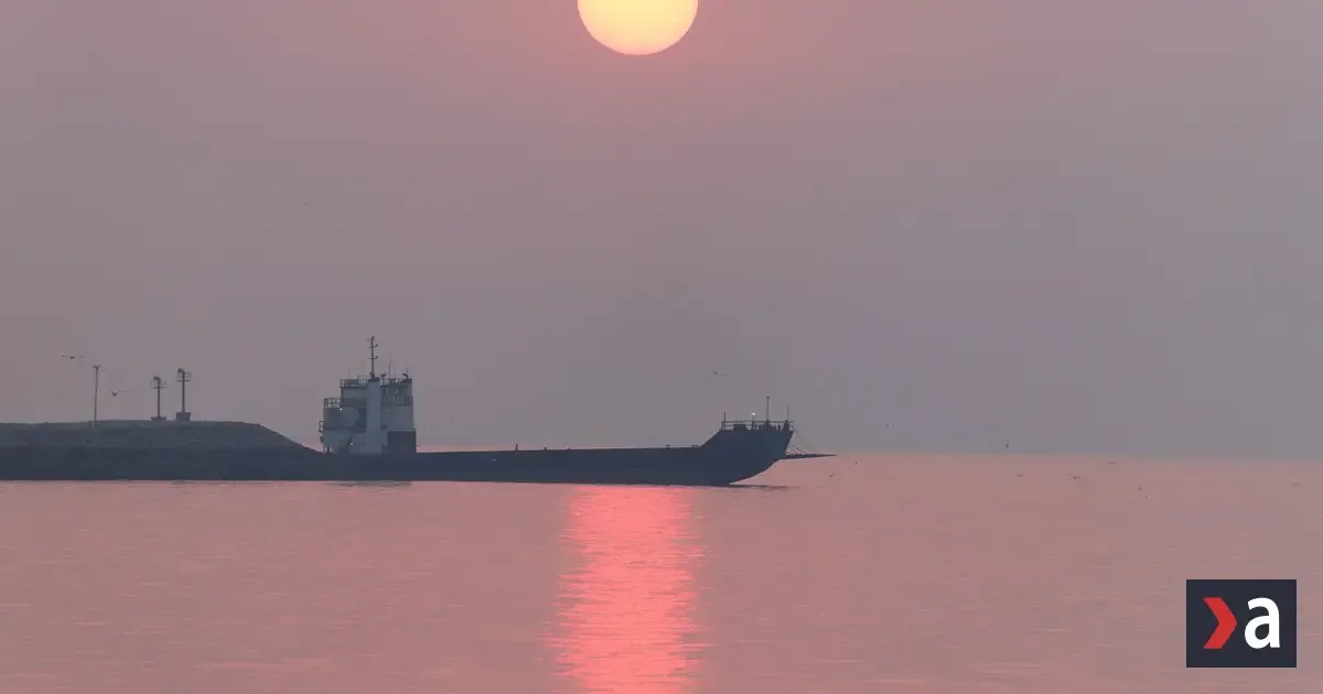 Tanker v Hormuzskom prielive zasiahla mína, na palube vypukol požiar