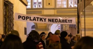 Tisíce ľudí protestovali na Staromestskom námestí za nezávislosť médií