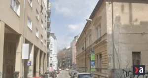 V centre Bratislavy uzavreli cestu, polícia varuje pred pádom steny